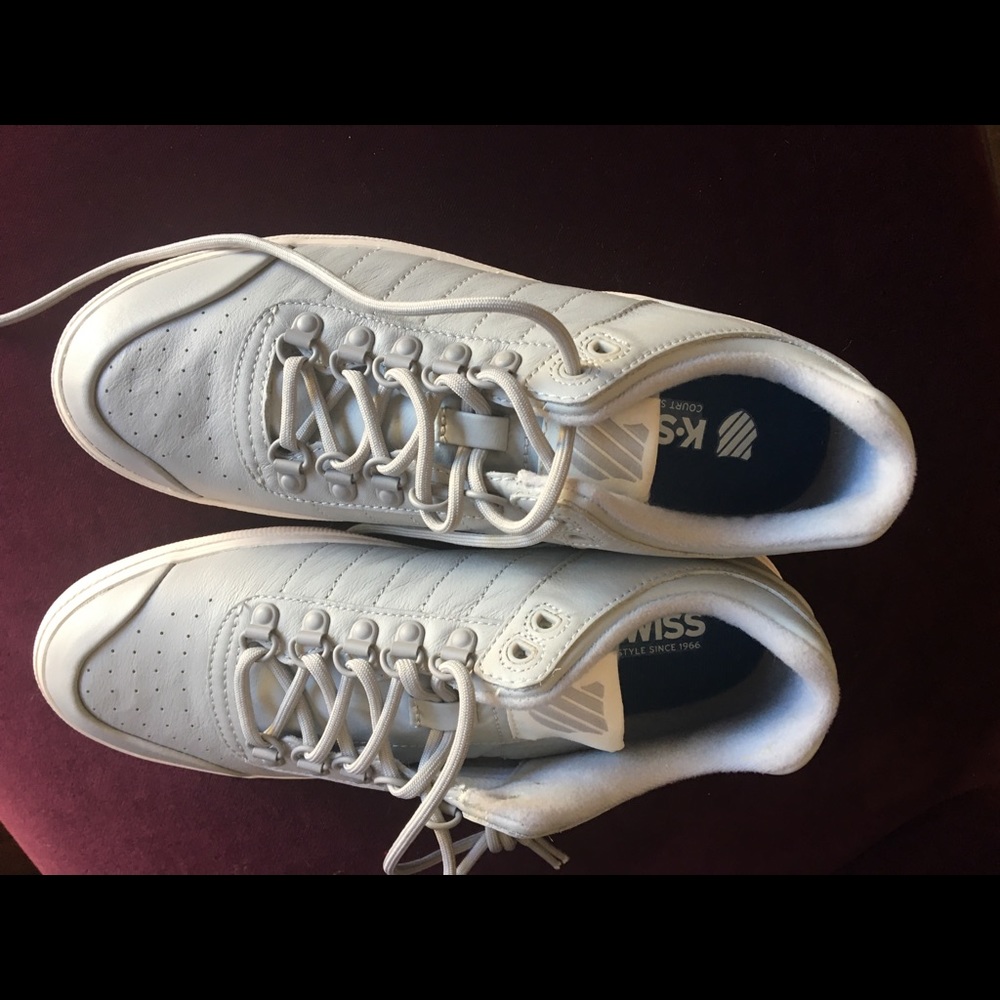 Tennis shoes